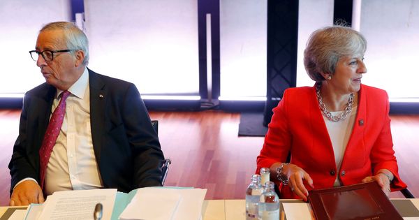 Foto: Juncker junto a la primera ministra británica, Theresa May, durante una cumbre europea en Salzburgo. (Reuters) 