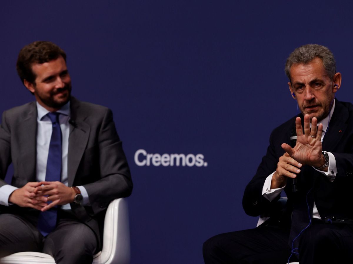 Foto: Pablo Casado y Nicolás Sarkozy en la convención. (EFE)