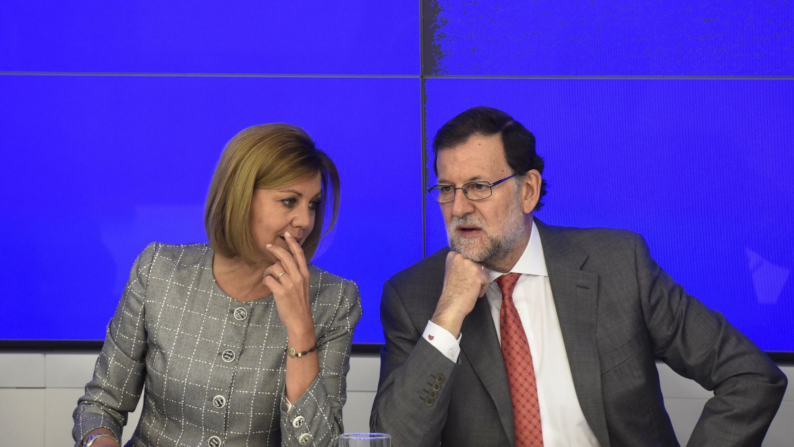 Foto: Mariano Rajoy con la secretaria general del PP. (Efe)