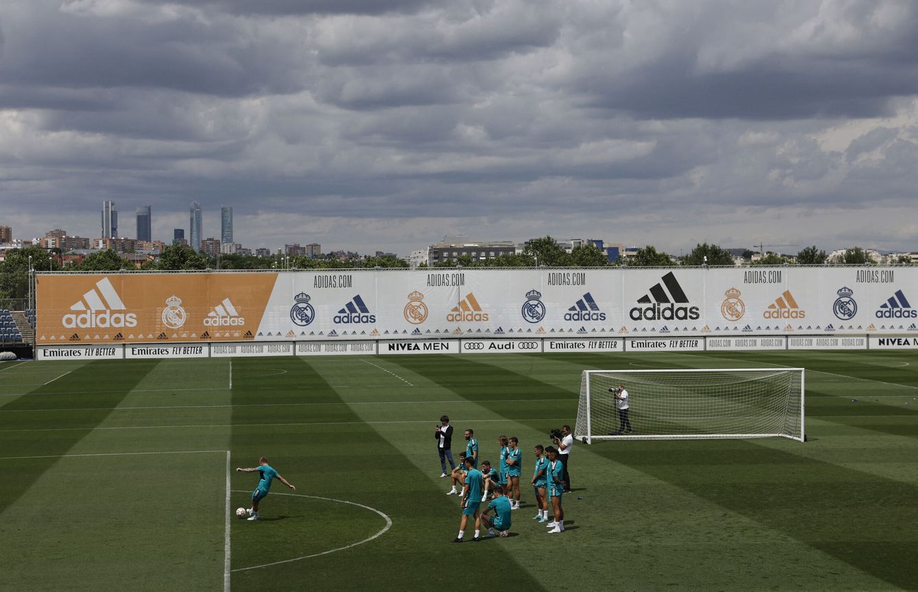 Toda el agua con que se riegan los campos de entrenamiento del Real Madrid es reciclada. (Reuters/Susana Vera)