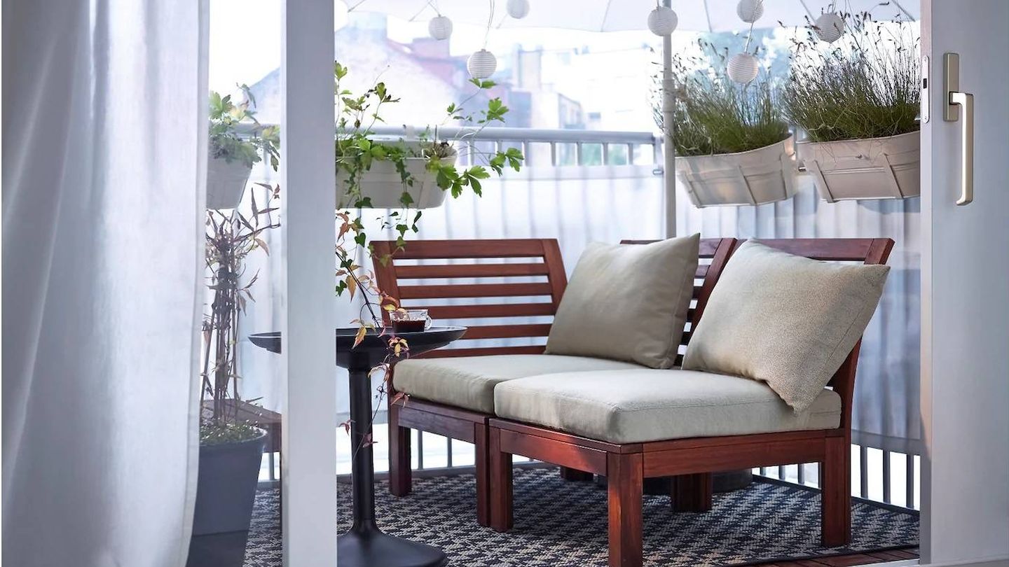 Con este sofá de Ikea puedes disfrutar de tu terraza. (Cortesía)