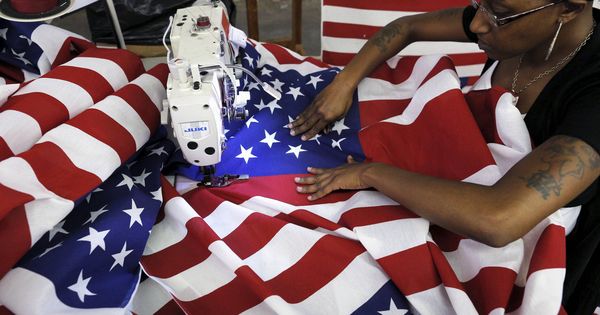 Foto: Keisha Hardman cose una bandera de EEUU en una fábrica textil en Lane, Carolina del Sur. (Reuters)