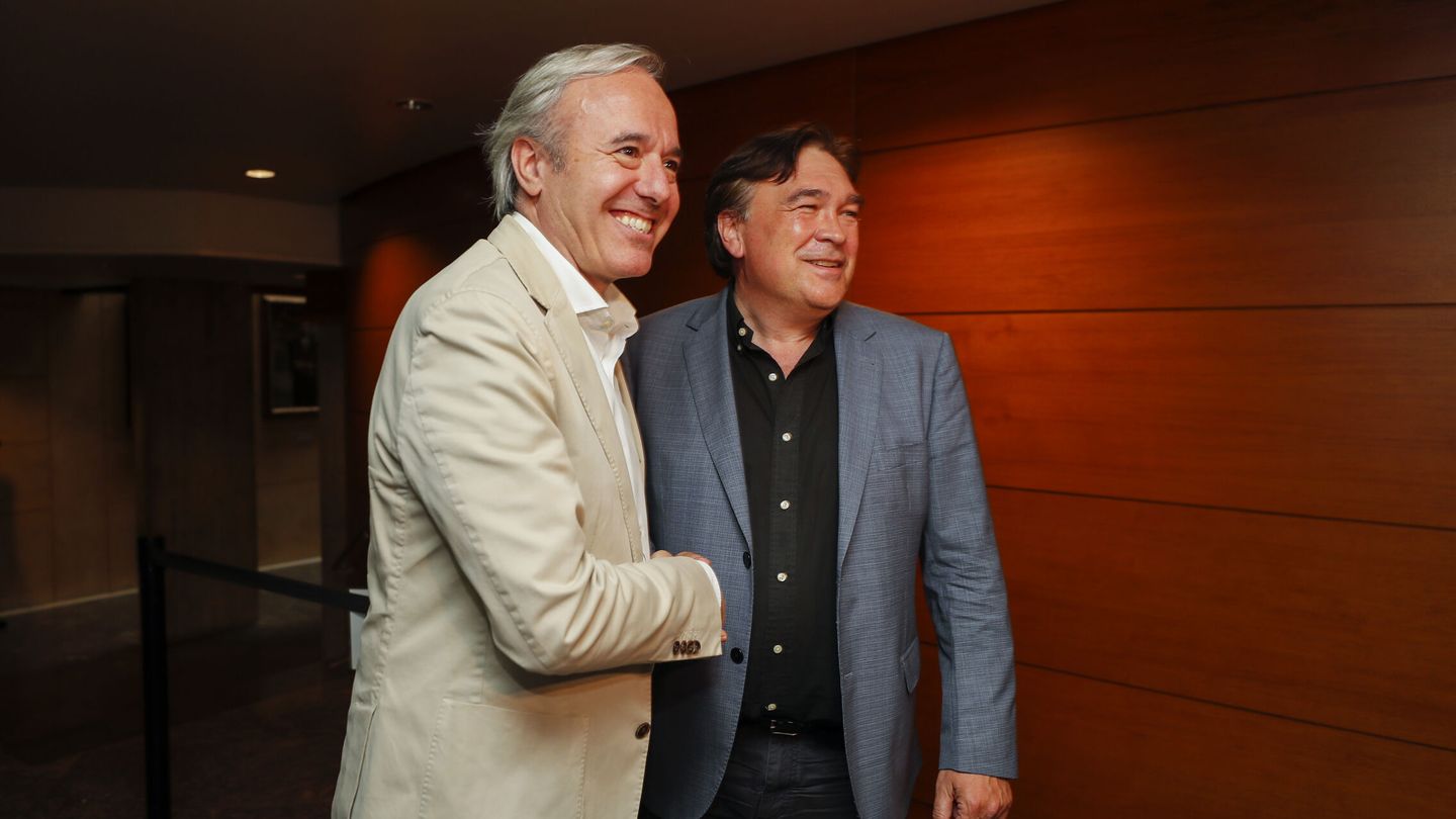 Jorge Azón saluda a Tomás Guitarte en la ronda de contactos del popular para formar Gobierno. (EFE/Javier Cebollada)