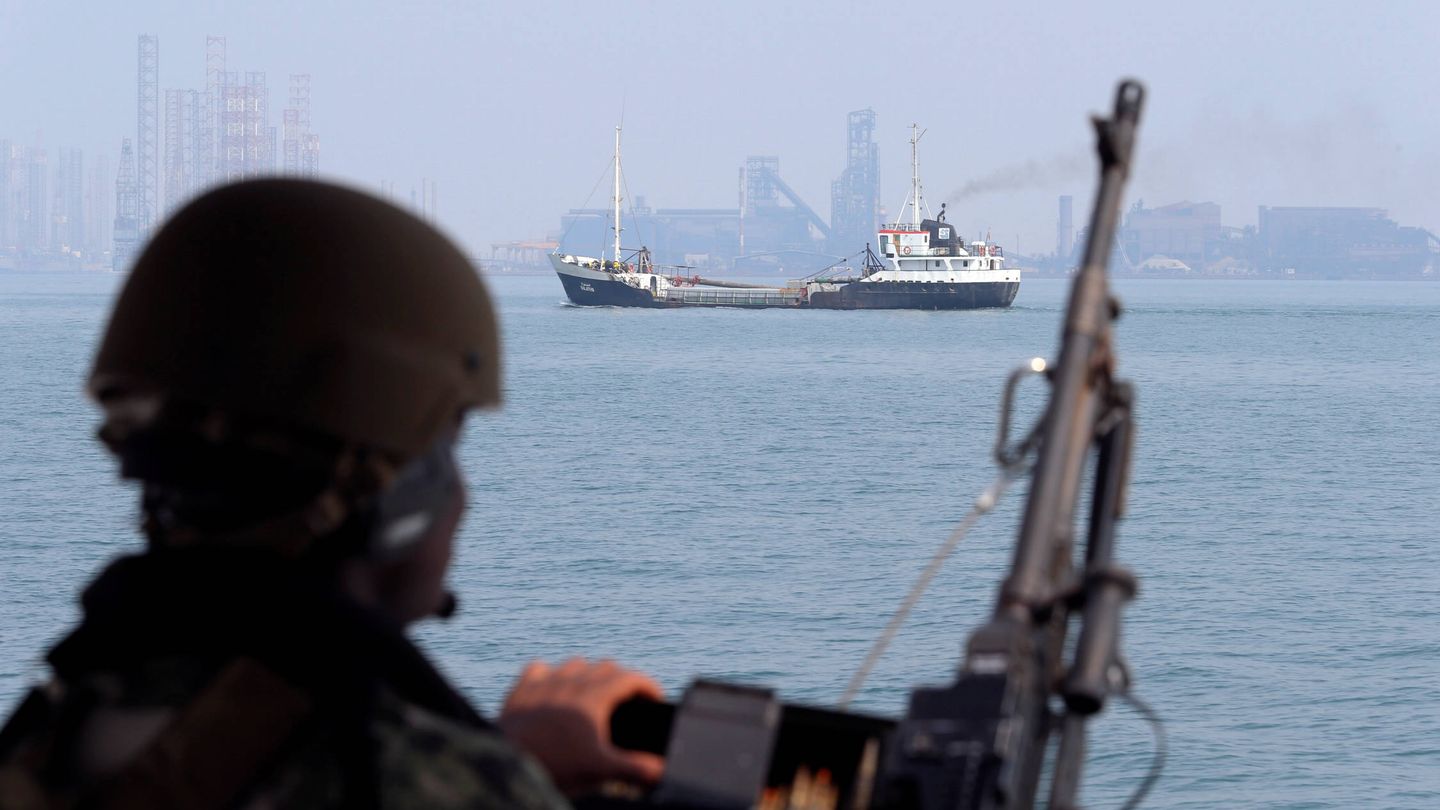 Un soldado estadounidense de la Mark VI Patrol Boat ante un petrolero en el mar de Omán. (Reuters)