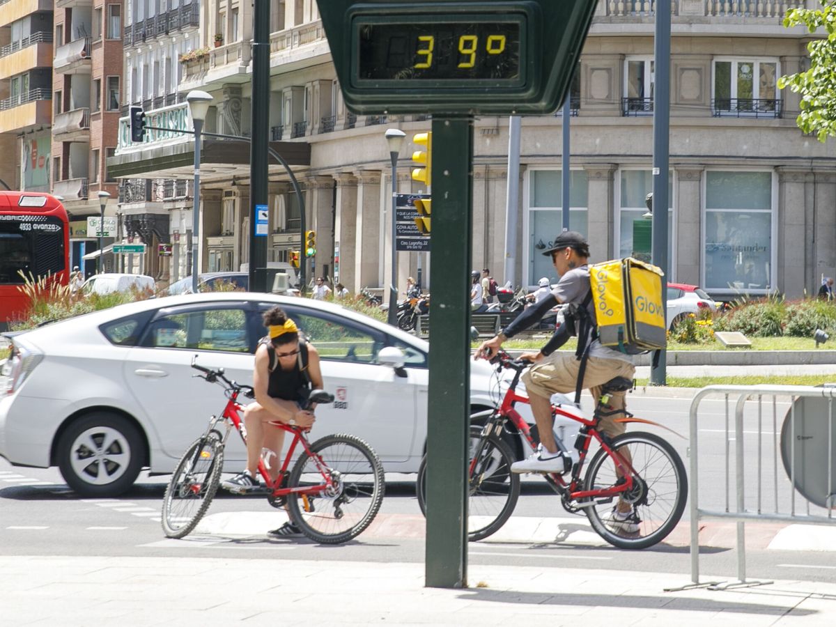 Foto: Un termómetro marca 39 grados en el centro de Zaragoza. 