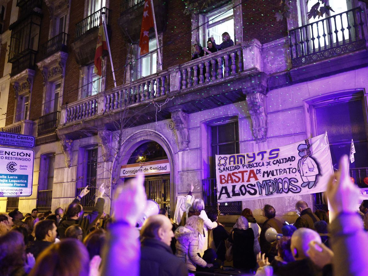 Foto: Huelga frente a la Consejería de Sanidad de Madrid (EFE/Rodrigo Jiménez)