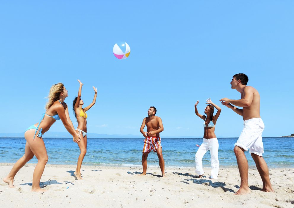 Foto: La playa es un excelente lugar para ejercitarnos durante las vacaciones de forma divertida y sin dejar de estar con la familia o amigos. (iStock)