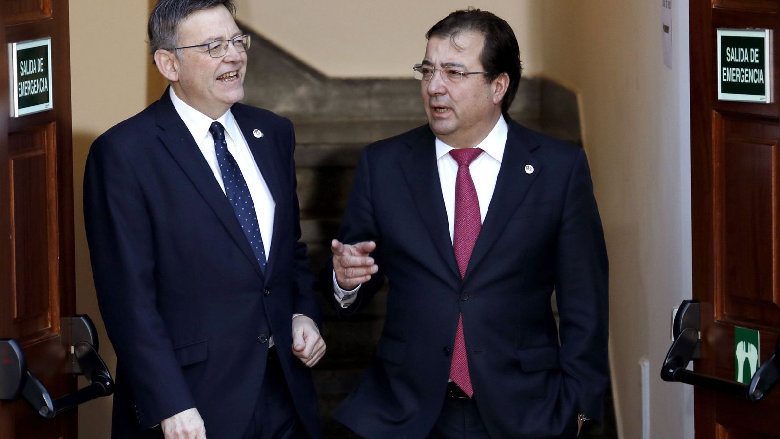 Foto: Ximo Puig y Guillermo Fernández Vara conversan durante la VI Conferencia de Presidentes, celebrada este 17 de enero en el Senado. (EFE)