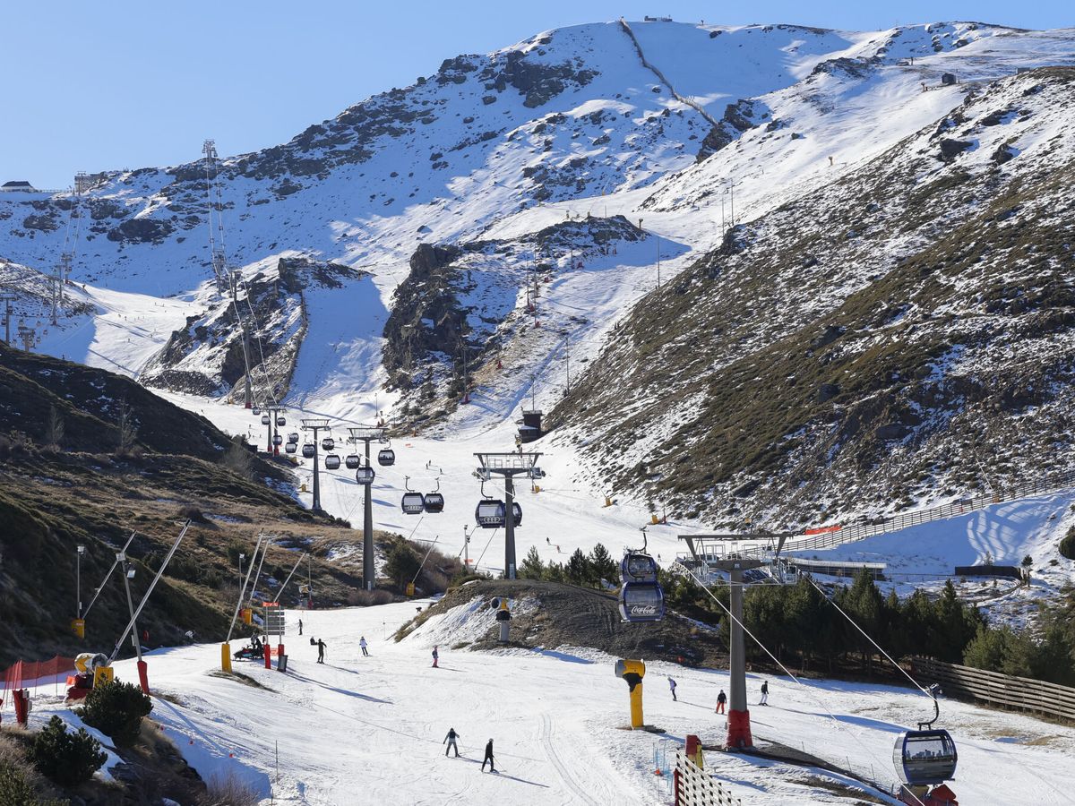 Foto: Imágenes de la estación de esquí de Sierra Nevada. (Europa Press/Álex Cámara)