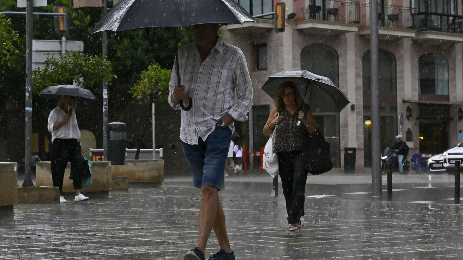 Una intensa tromba provoca acumulaciones de agua en el centro de Santander
