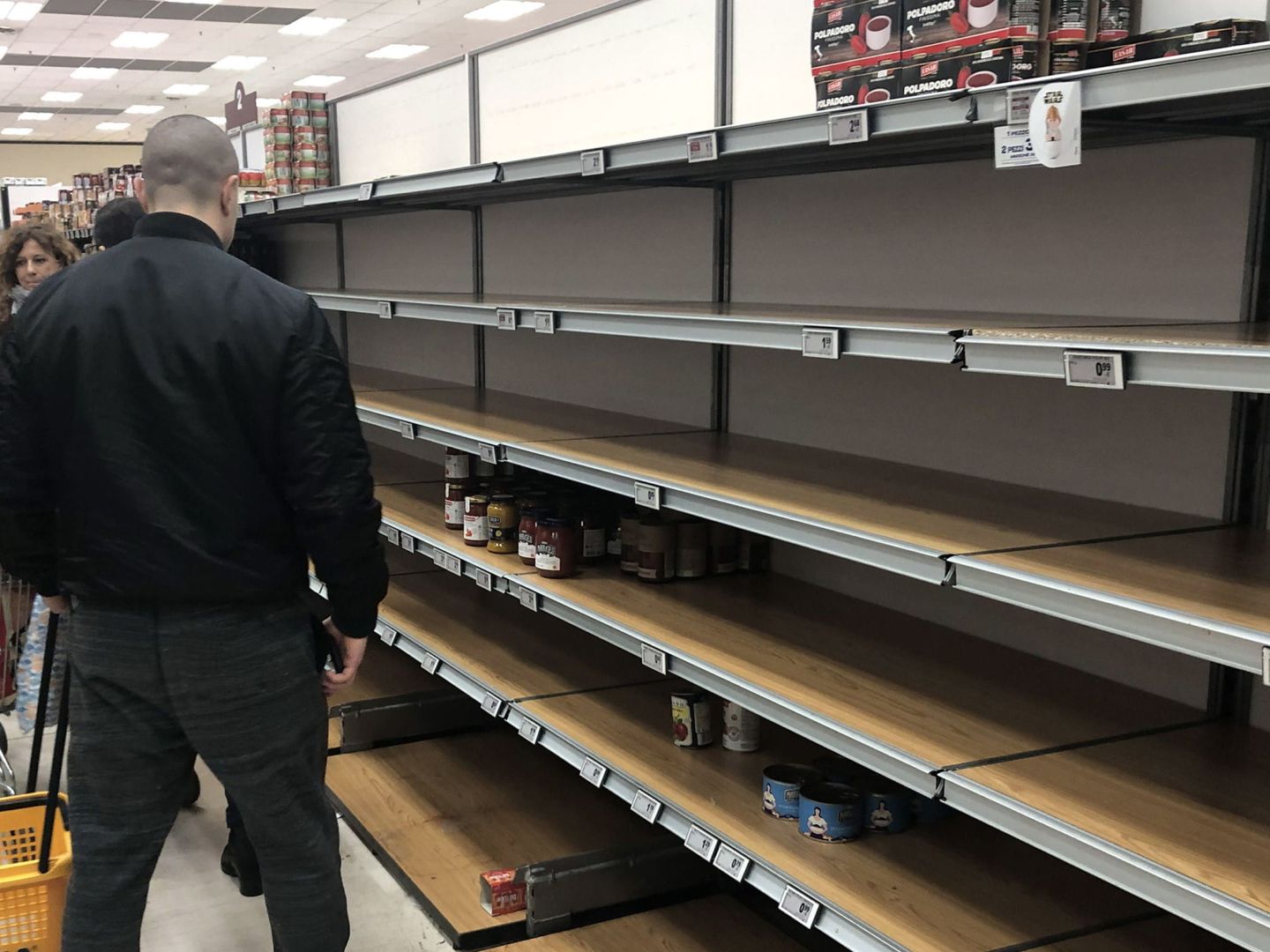 Estantes vacíos en el supermercado Esselunga, Milán. (Reuters)
