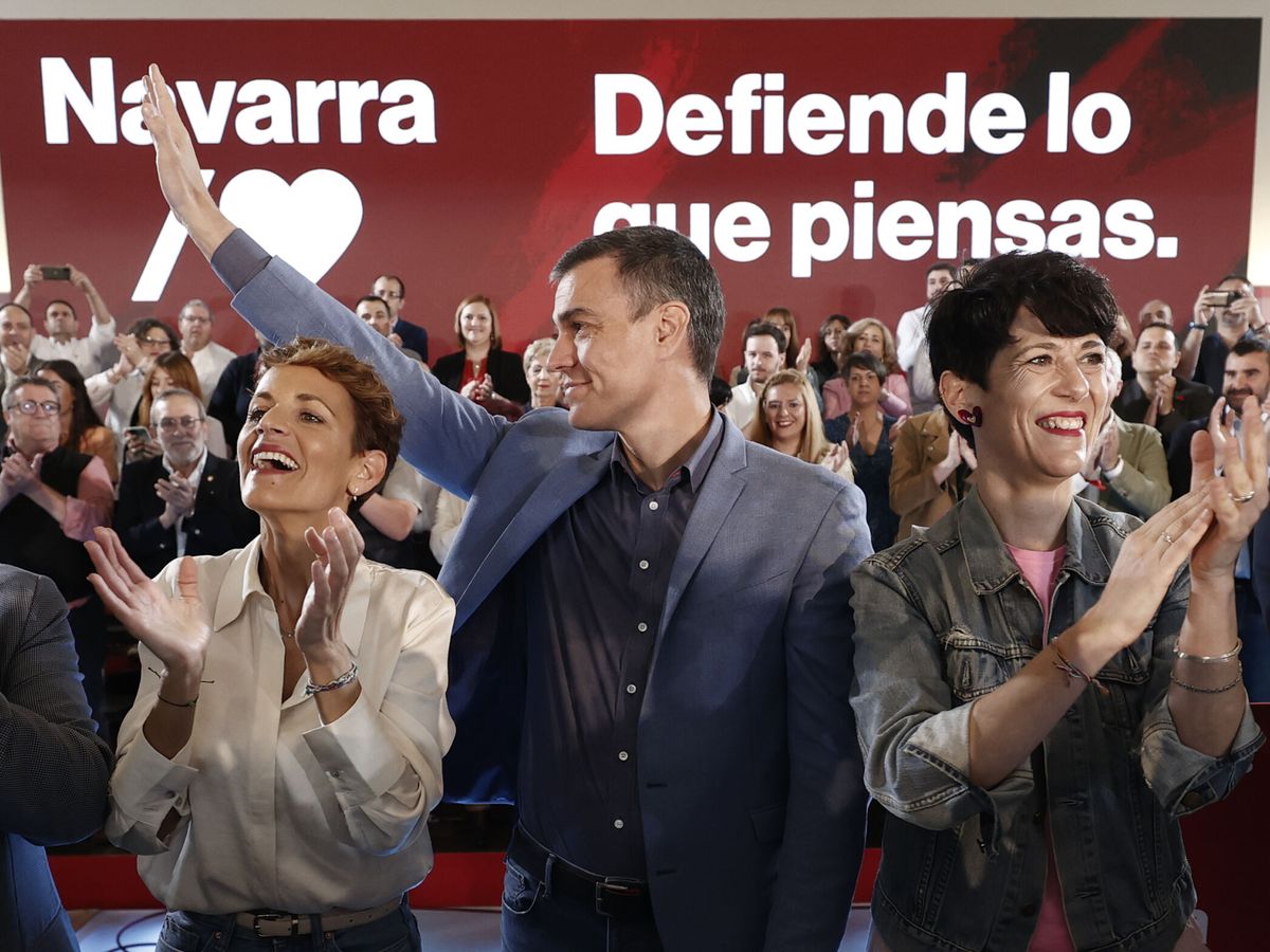 Foto: Sánchez, en un acto con la candidata en Navarra, María Chivite (i), y la candidata a la alcaldía de Pamplona, Elma Saiz (d). (EFE/Jesús Diges)