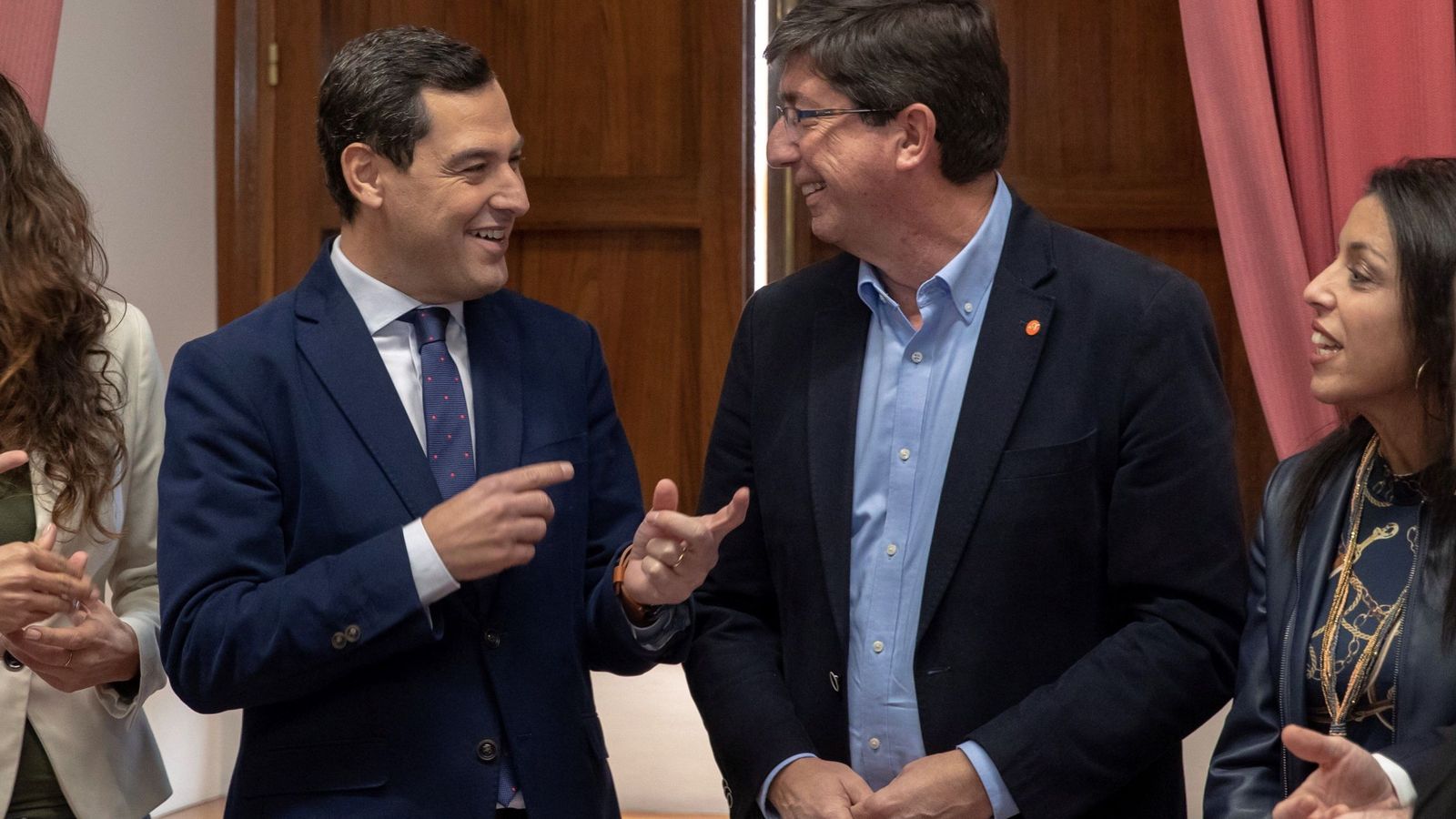 Foto: Juanma Moreno (i) y Juan Marín (d), durante la reunión de este miércoles. (EFE)
