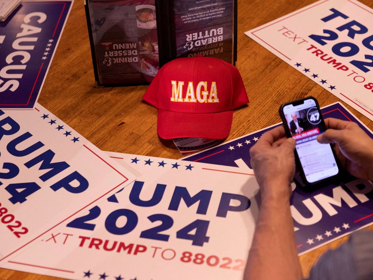 Foto: Carteles de campaña se muestran en una mesa durante un acto del candidato presidencial republicano y expresidente de Estados Unidos Donald Trump. (Reuters/Alyssa Pointer)