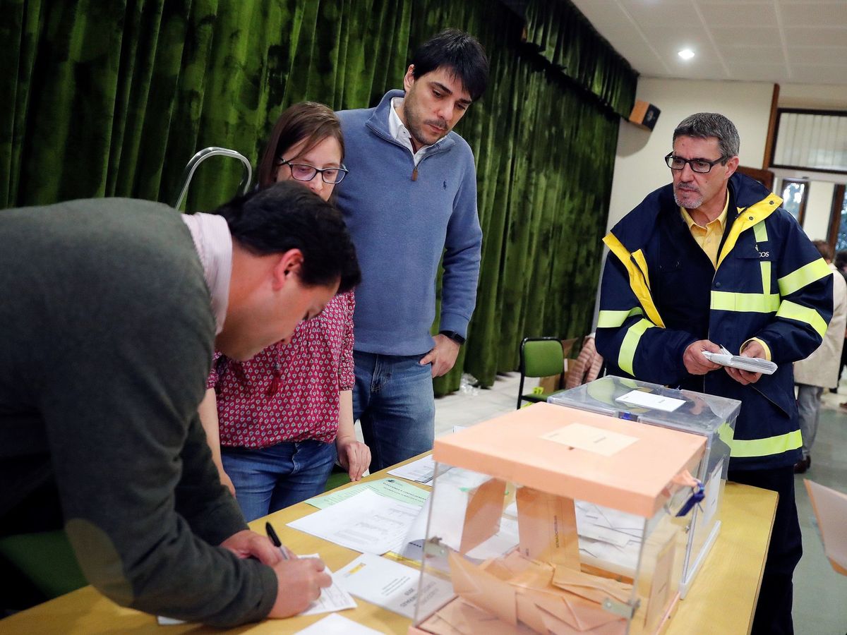 Foto: Entrega votos por correo en una mesa electoral el 28-A. (Efe)