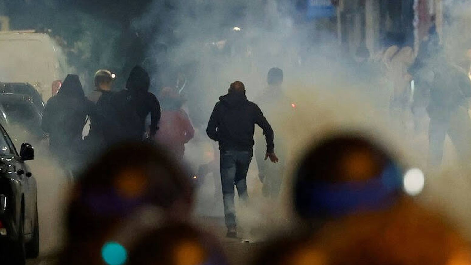 Manifestantes huyen de los gases lacrimógenos en París el 2 de julio de 2023. (AFP / Ludovic Marin)