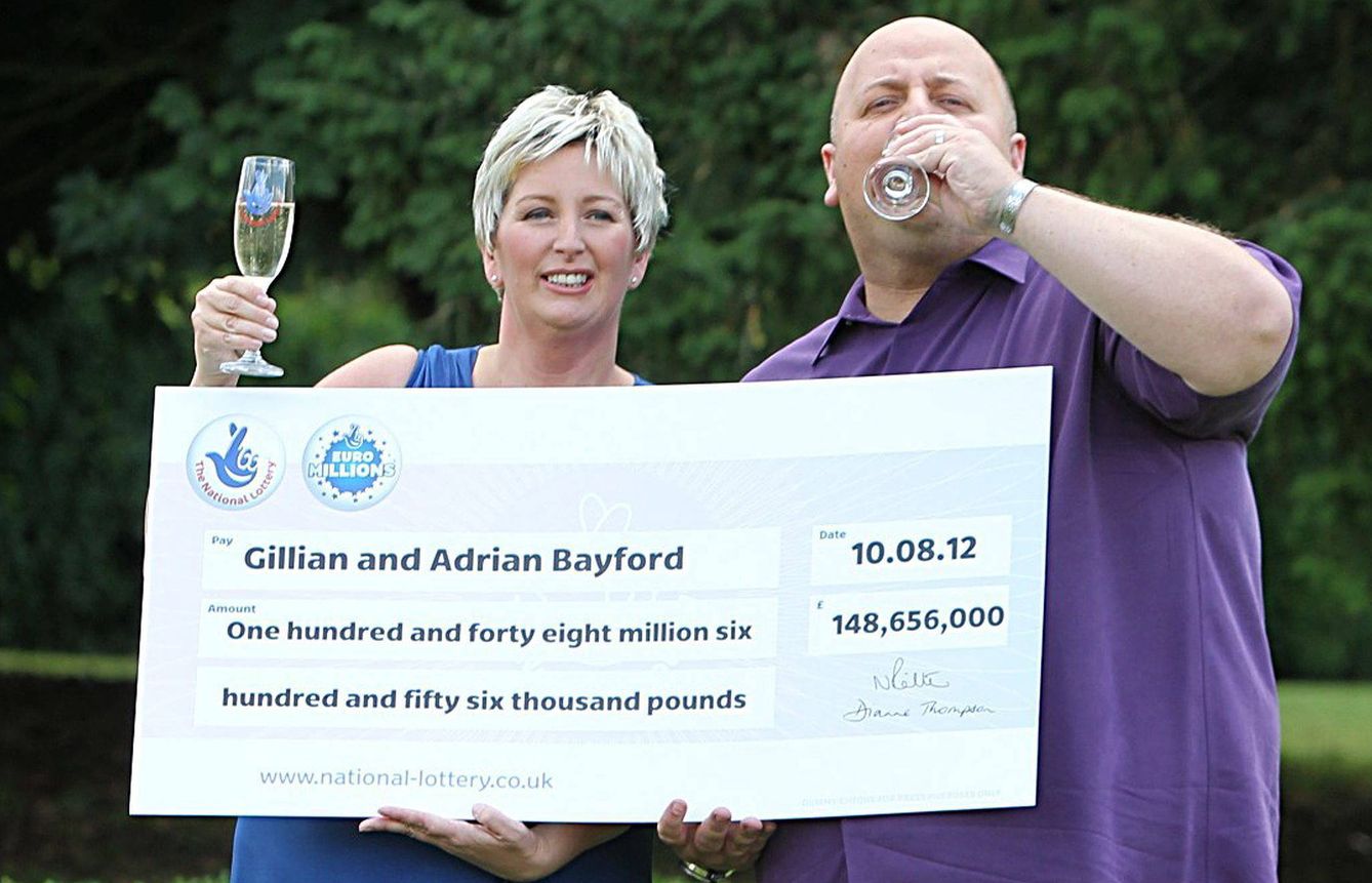 Gillian y Adrian Bayford enseñan su premio. (Efe)