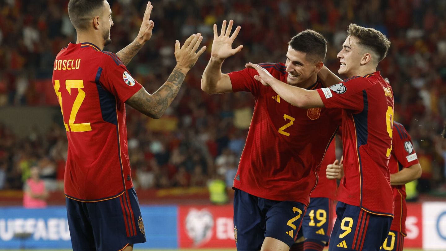 Oihan Sancet celebra un gol de España con Gavi y Joselu (EFE/Julio Muñoz).