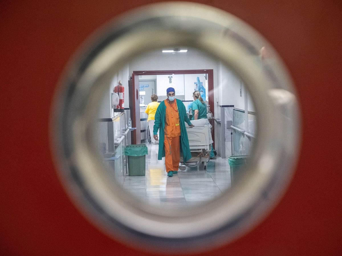 Foto: Personal sanitario en el hospital Gregorio Marañón. (EFE/Rodrigo Jiménez)