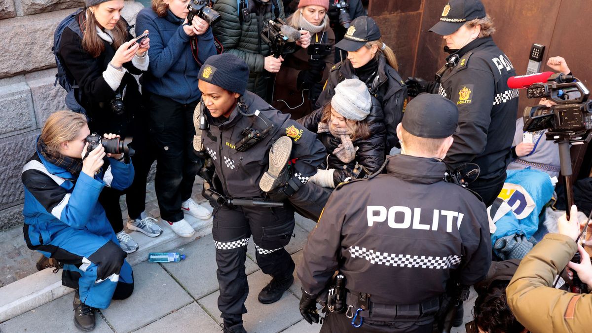 Desalojan a Greta Thunberg y a más activistas por bloquear varios ministerios de Noruega