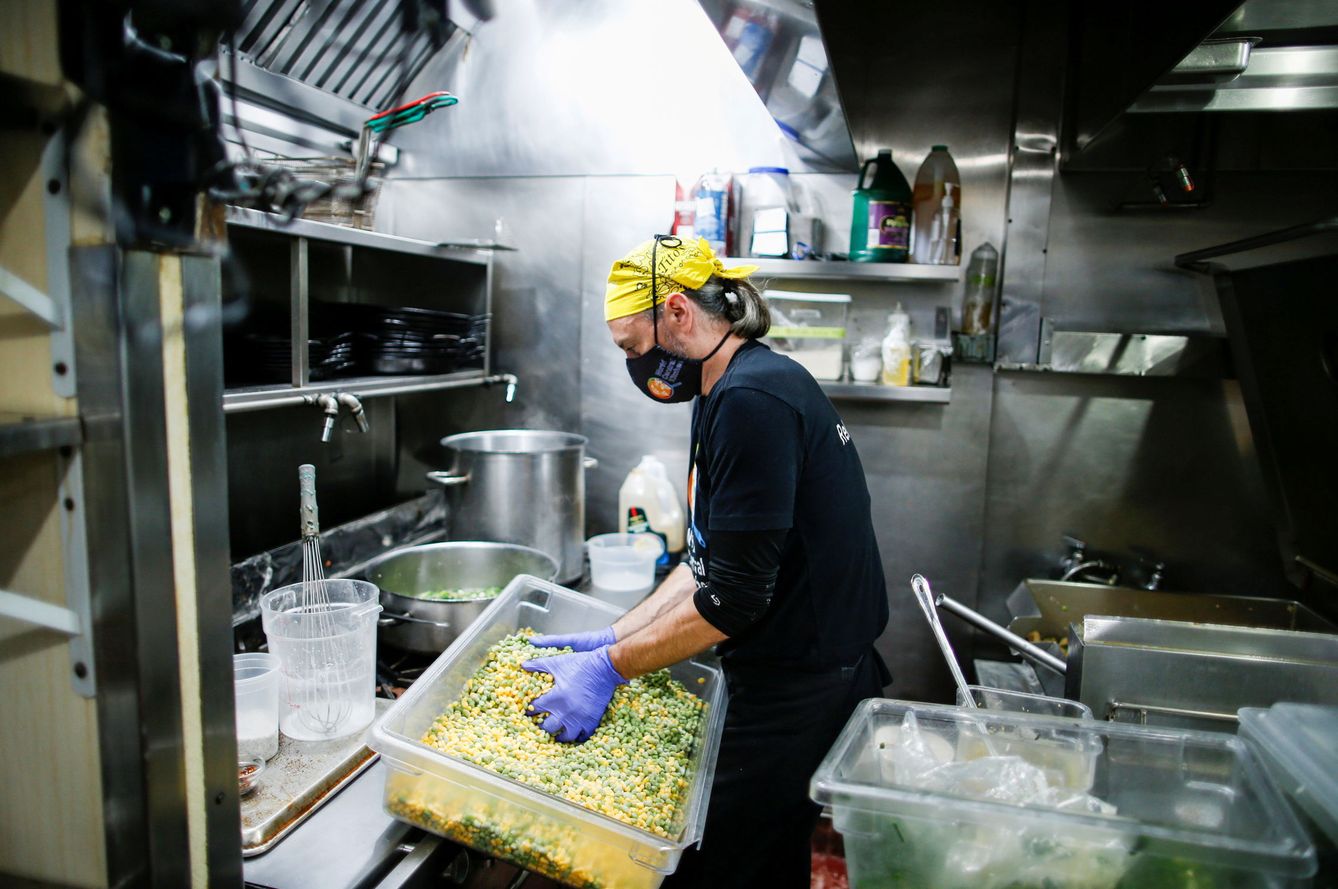 Un voluntario de World Central Kitchen. (Reuters)