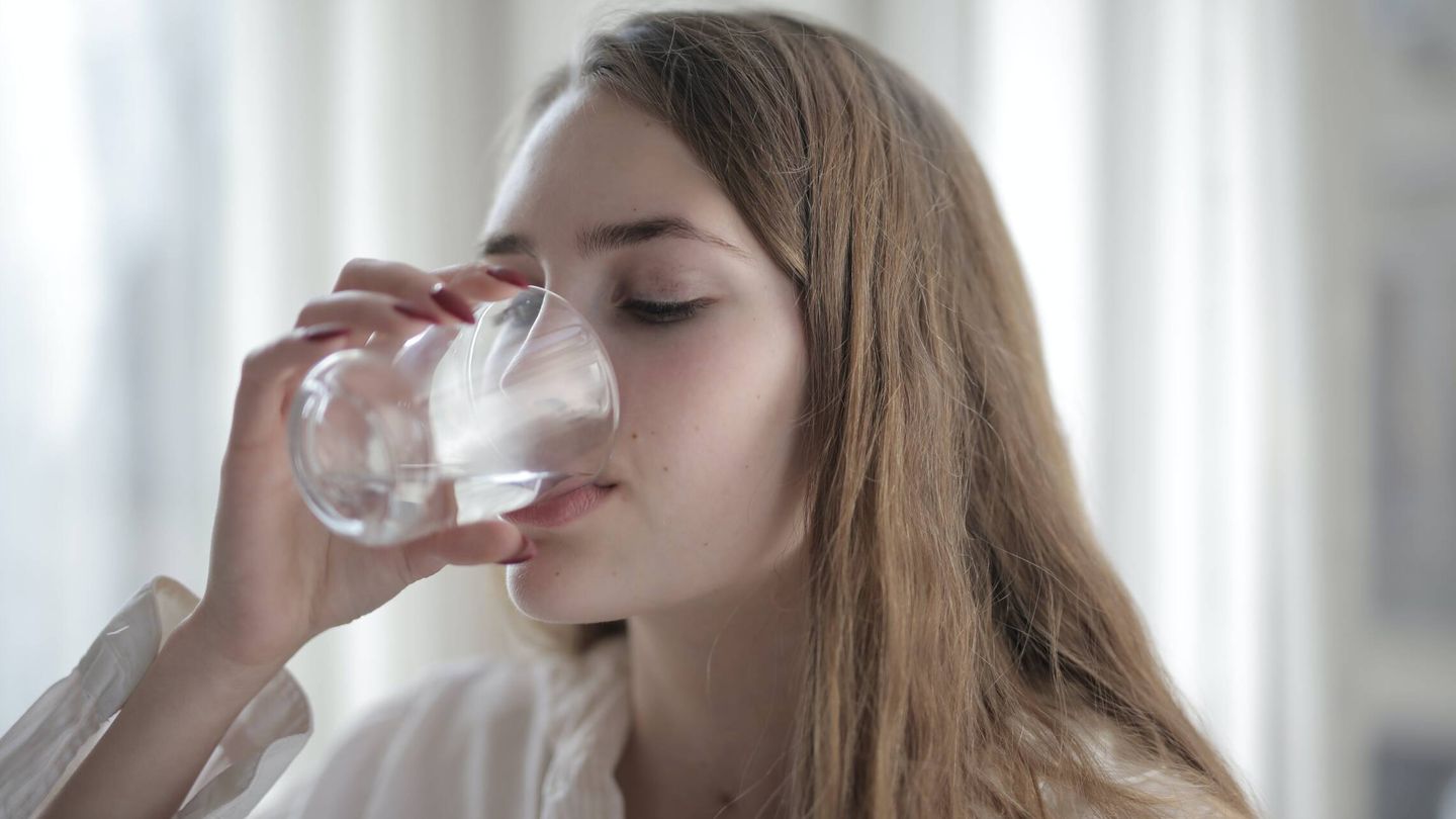Beber agua, el truco para adelgazar pasados los 40. (Pexels/Andrea Piacquadio)