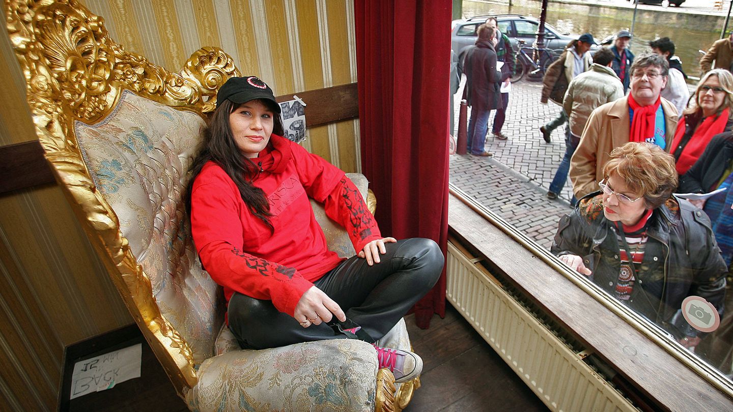 Mariska Majoor, extrabajadora sexual que ahora dirige un centro de información, se sienta tras el cristal en Ámsterdam. (Reuters)