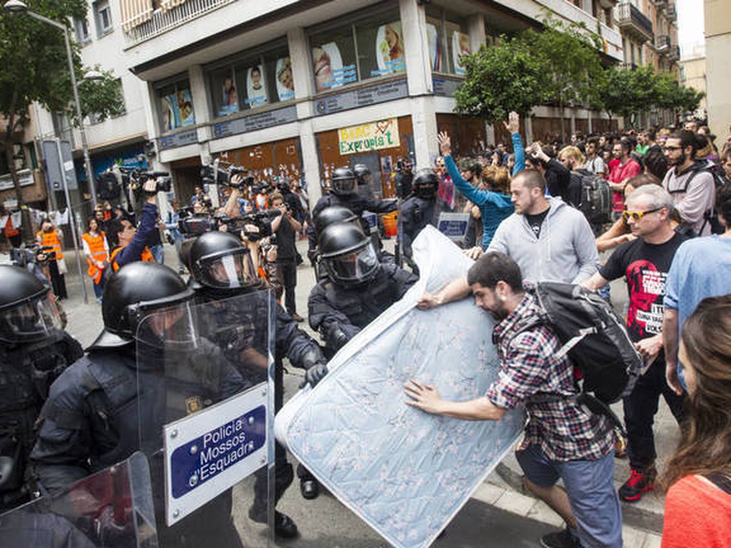 Enfrentamiento entre simpatizantes de la okupación y Mossos en el 'banc expropiat' de Barcelona. (EFE)