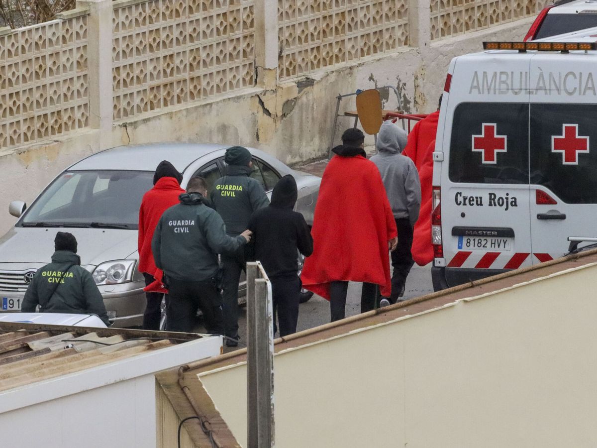Foto: 30 migrantes llegan a Ceuta a nado. (EFE/Reduan Dris)