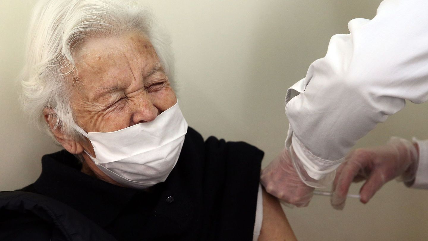 Una anciana mayor de 85 años recibe la vacuna de Pfizer-BioNTech en un centro de vacunación en Atenas. (EFE)