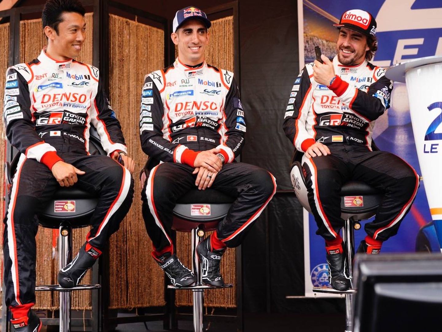 De izquierda a derecha: Nakajima, Buemi y Alonso, los pilotos del Toyota número 8 en el Mundial de Resistencia. (Javier Rubio)