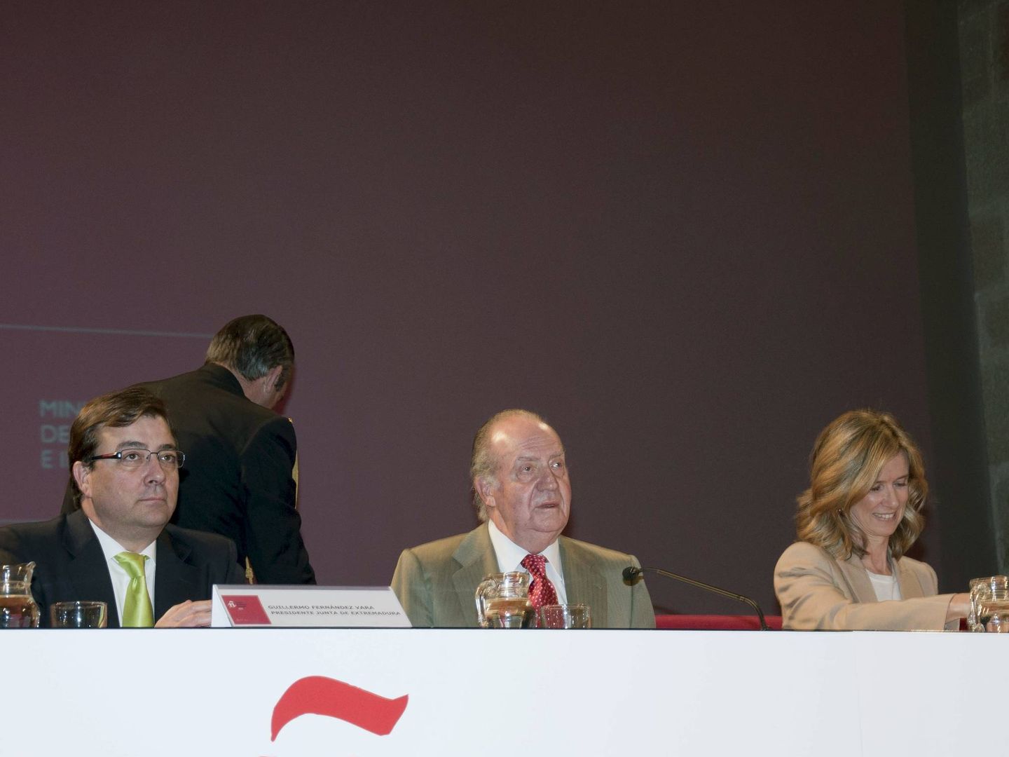 Juan Carlos I, en un acto en Extremadura con el presidente de la Junta y la exministra Cristina Garmendia. (EFE)