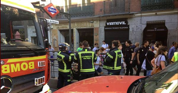 Foto: Los bomberos esperan a la salida de la estación de Príncipe de Vergara tras la explosión de un ordenador en un vagón. (Foto: Emergencias Madrid)