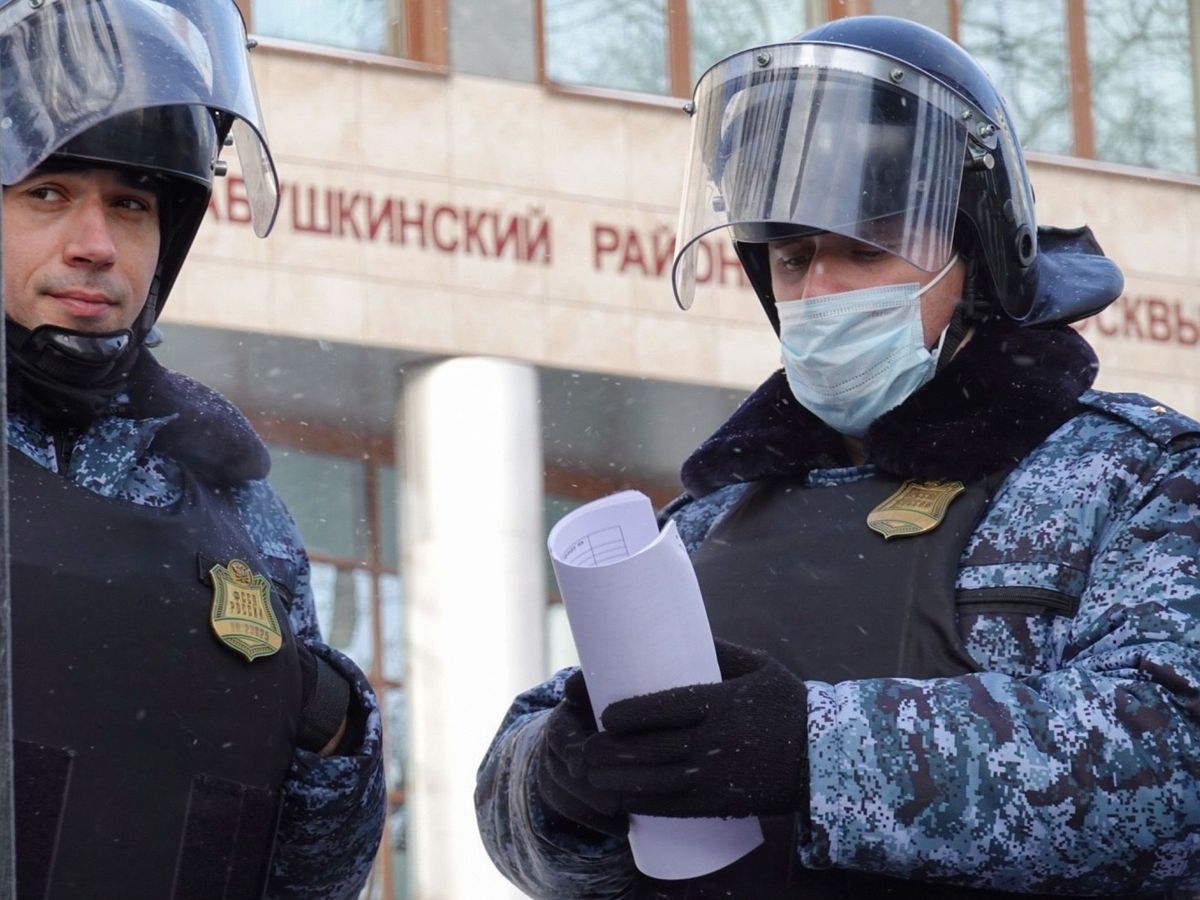 Foto: Policías delante del Tribunal de Moscú en Rusia. (EFE/Sergei Illnitsky)