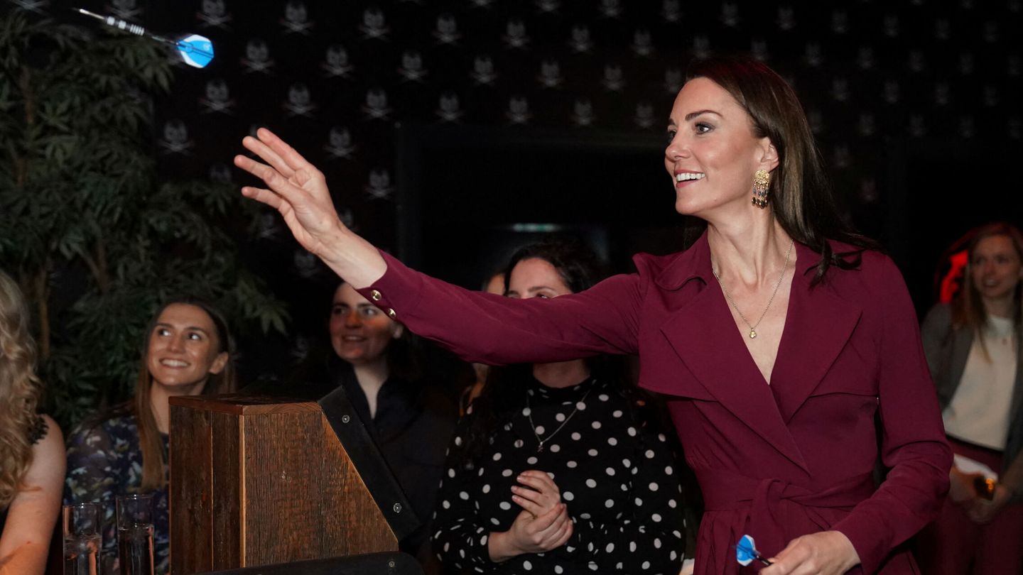 Kate Middleton, jugando a los dardos. (Reuters/Jacob King Pool)