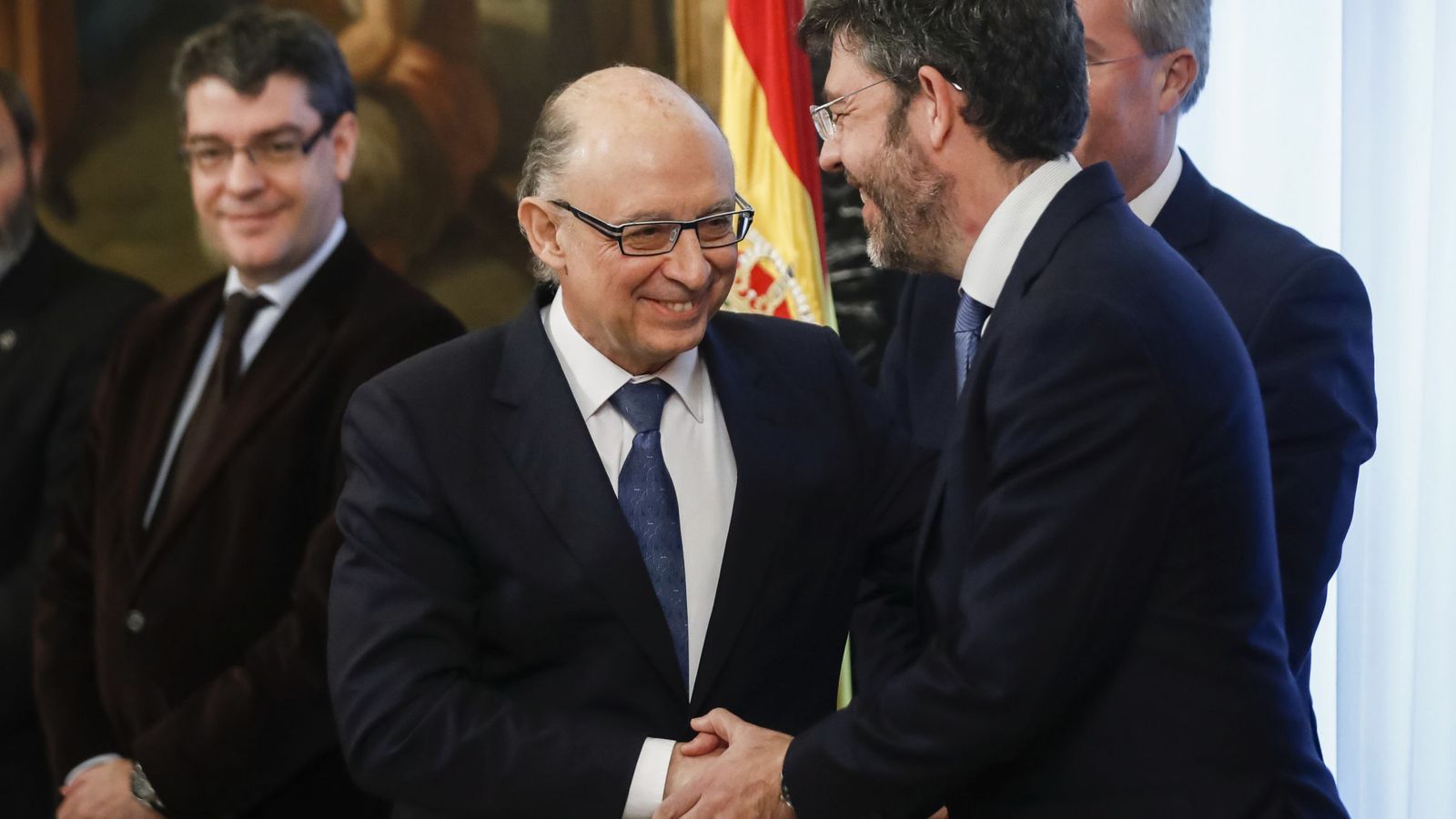 Foto: El ministro de Hacienda y Función Pública, Cristóbal Montoro (i), felicita al secretario de Estado de Presupuestos y Gastos, Alberto Nadal. (EFE)