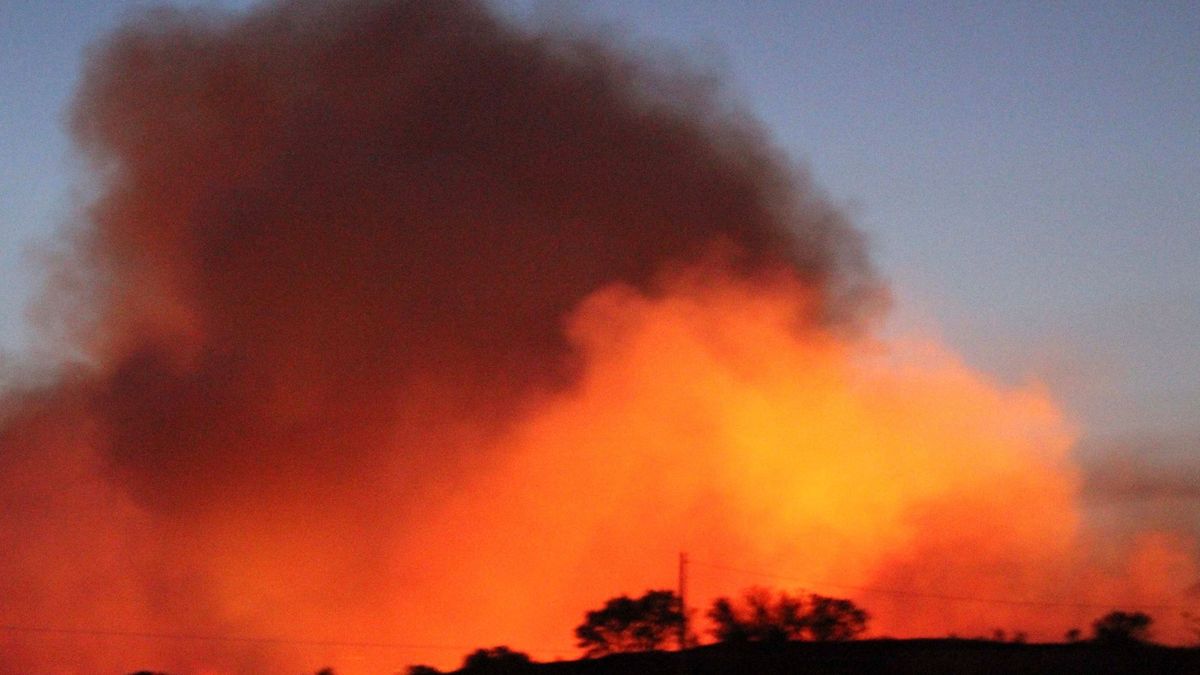 La UME acude a un incendio forestal en Toledo, que ha provocado desalojos