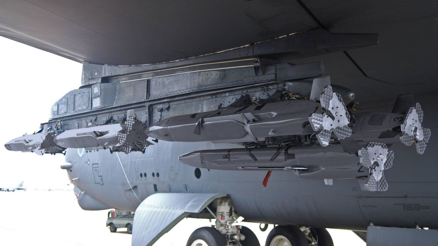 Varios 'aviones fantasmas' MALD montados en el ala de un bombardero B-52H. (USAF)