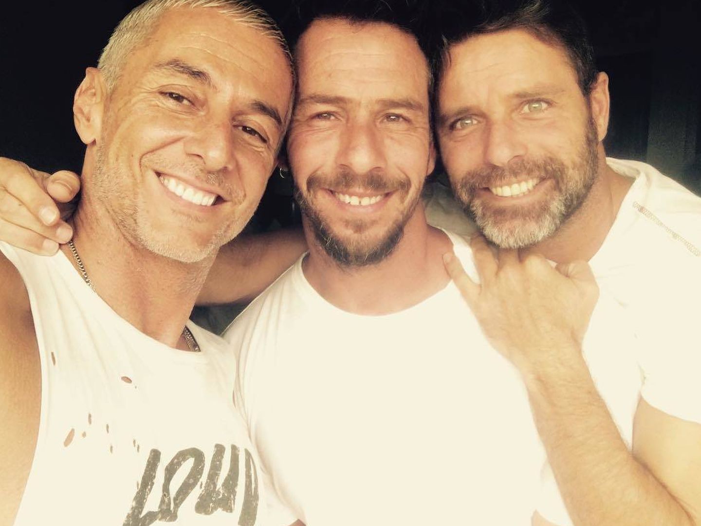 Nacho Palau (centro) fue pareja de Miguel Bosé durante 26 años. (Instagram)