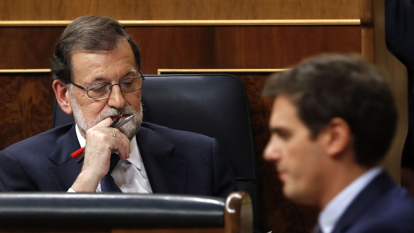 Albert Rivera pasa por delante de Mariano Rajoy en el pleno del Congreso, el pasado 11 de octubre. (EFE)