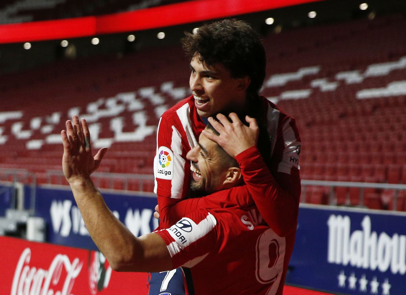 Luis Suarez y Joao Felix celebran un gol. (Reuters)