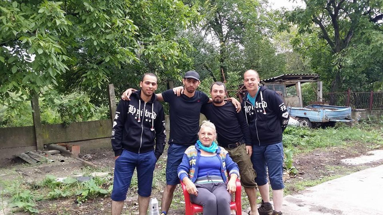 Malaz y los primos posan junto a la dueña de una villa en Belgrado, donde pasaron dos noches.