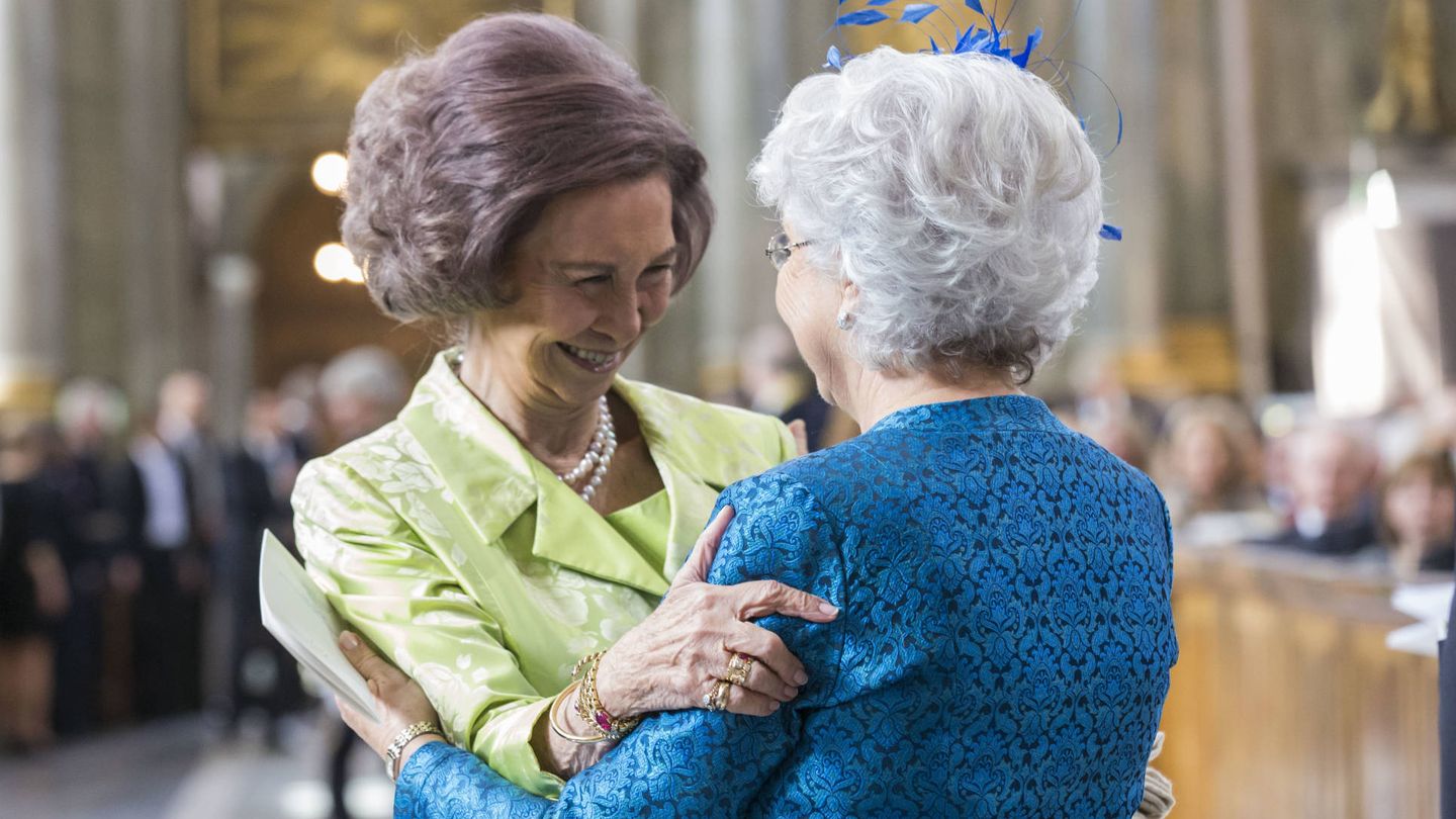 Cristina saludando a la Reina Sofía