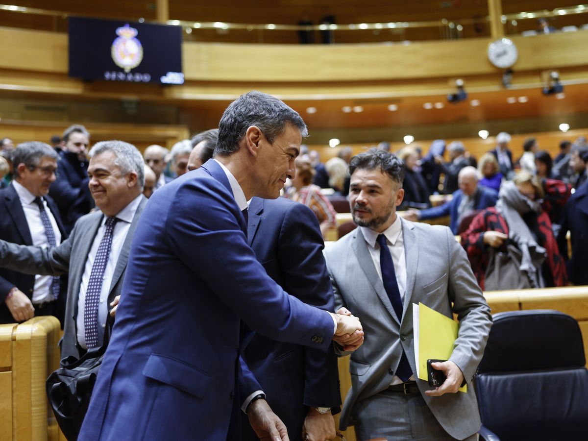 Foto: Pedro Sánchez saluda a Gabriel Rufián. (EFE/Rodrigo Jiménez)