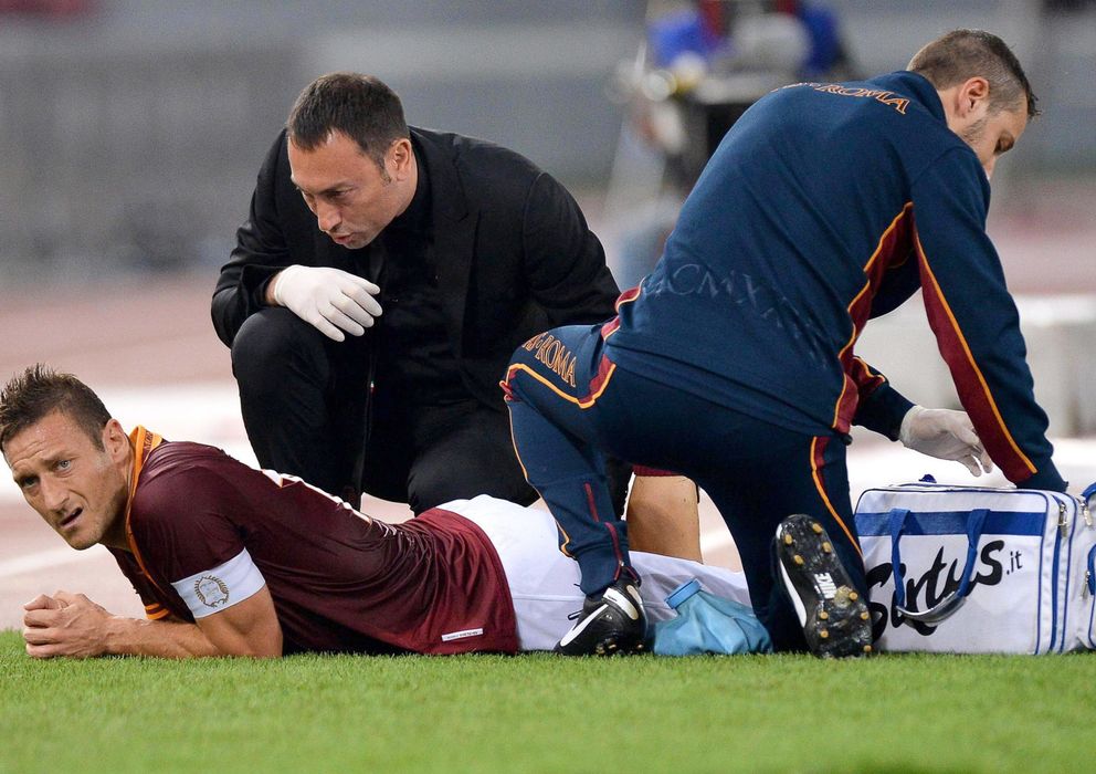 Foto: Totti es atendido en el momento de su lesión ante el Nápoles (Efe).