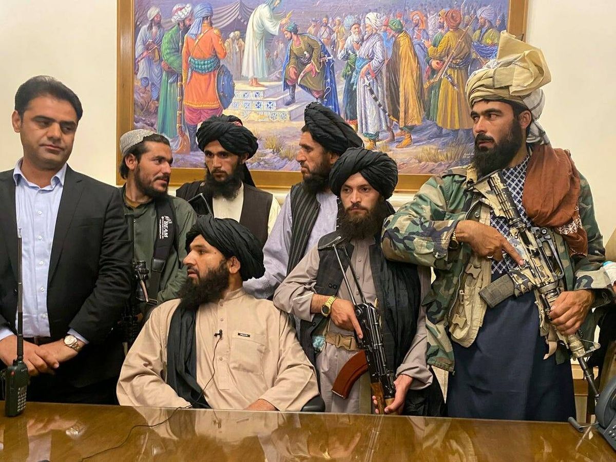 Foto: Los talibanes, en el Palacio Presidencial. (Al Jazeera)