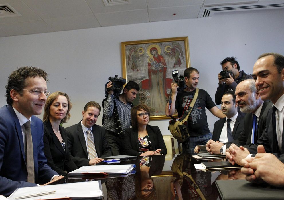 Foto: El ministro chipriota de Finanzas, H. Georgiades (2ºdcha), y el presidente del Eurogrupo, Jeroen Dijsselbloem (izda), se reúnen en el Ministerio de Finanzas en 