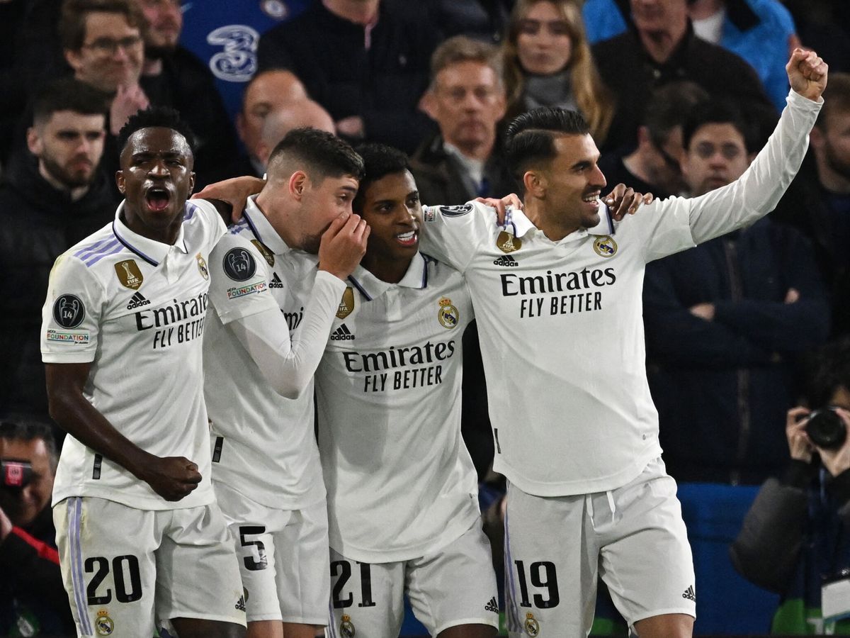 Foto: Los jugadores del Real Madrid celebran el segundo gol de Rodrygo. (Reuters/Dylan Martínez)