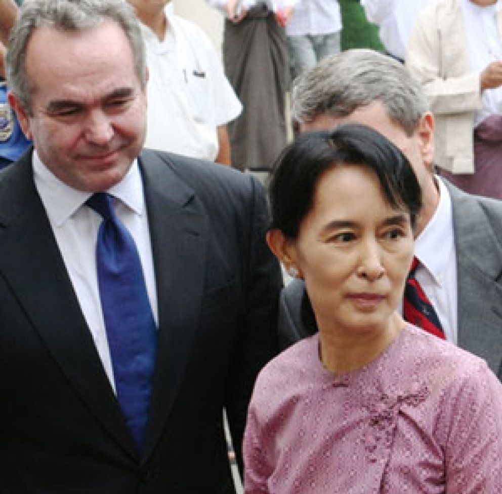 Foto: Suu Kyi abandona el arresto domiciliario por primera vez en seis años