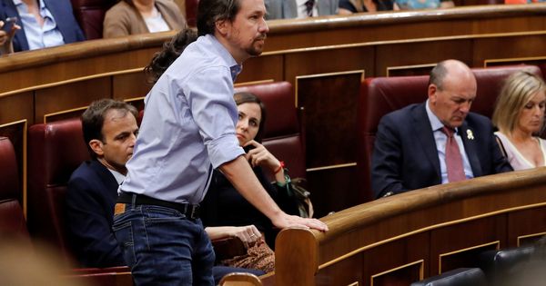 Foto: El secretario general de Podemos Pablo Iglesias, vota durante la segunda jornada del debate de investidura. (EFE)